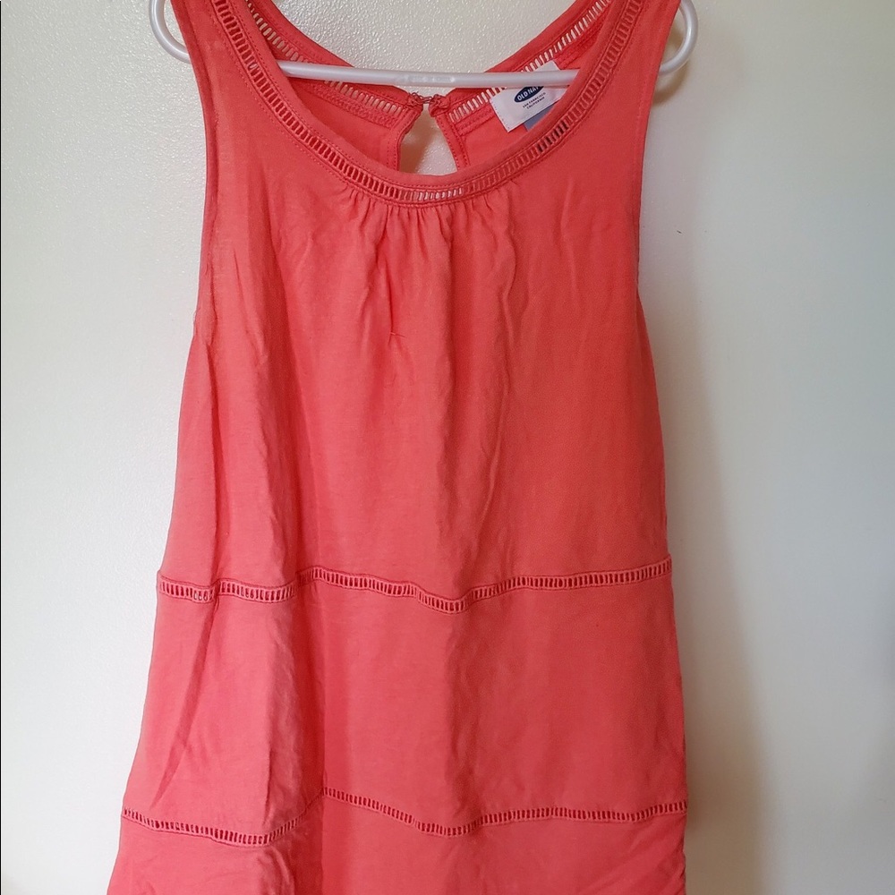 I’m selling a coral tank top with a nice design!!